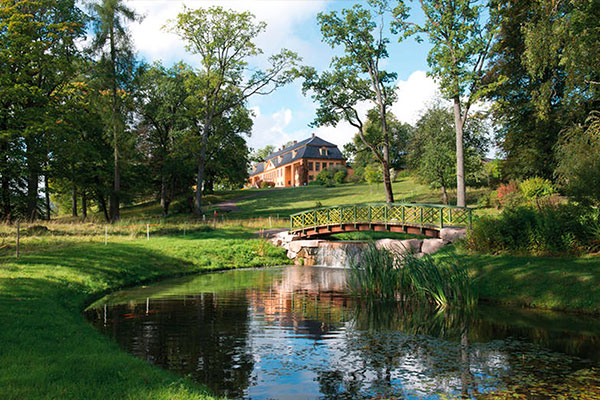 Bogstad Gård på sommerstid med broen i front